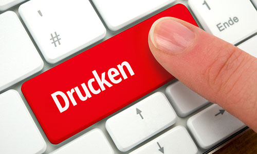 Finger drückt rote Taste mit der Aufschrift Drucken.