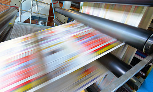 Offsetdruckmaschine beim Bedrucken von Papierbahnen.